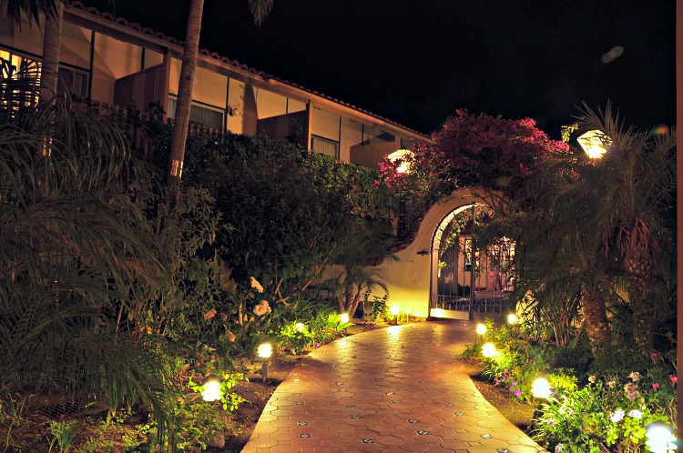 Best Western Peppertree Inn walkway lit at night