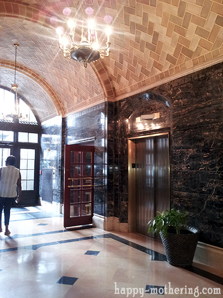 Hilton New Orleans entryway