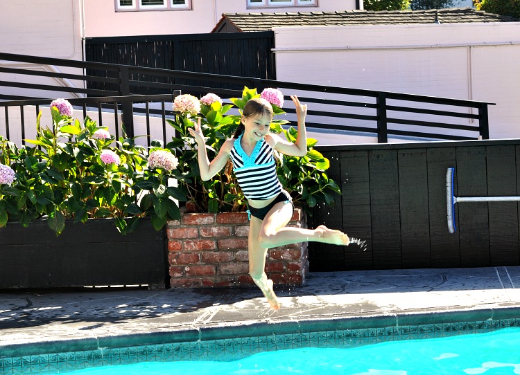 Zoe jumping into the pool at Hofsas House