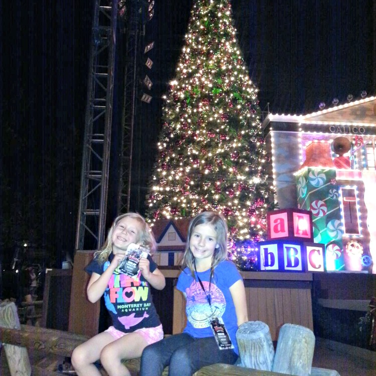 Zoë and Kaylee in front of Christmas tree at Knott's Merry Farm