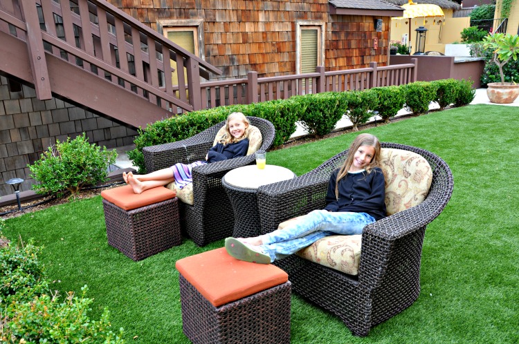 Zoë and Kaylee sipping tea in the Pantai Inn courtyard overlooking the ocean