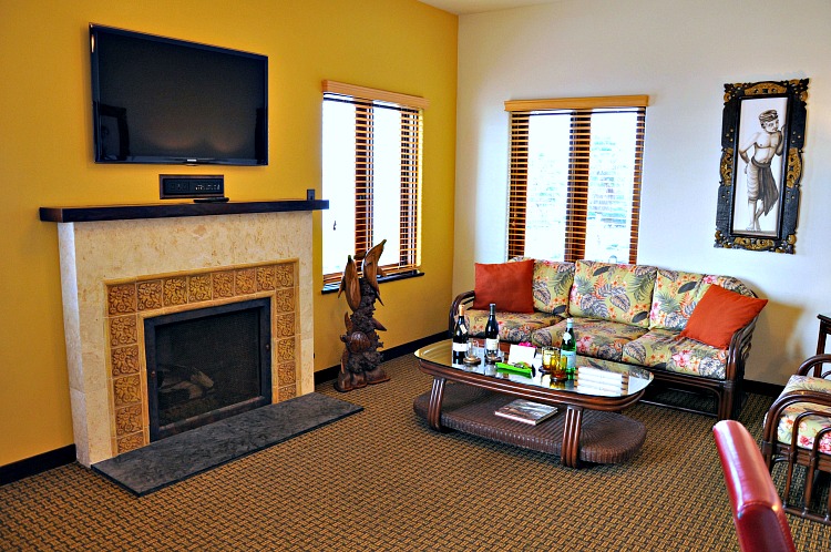 Living room of Pantai Inn Suite in La Jolla, CA