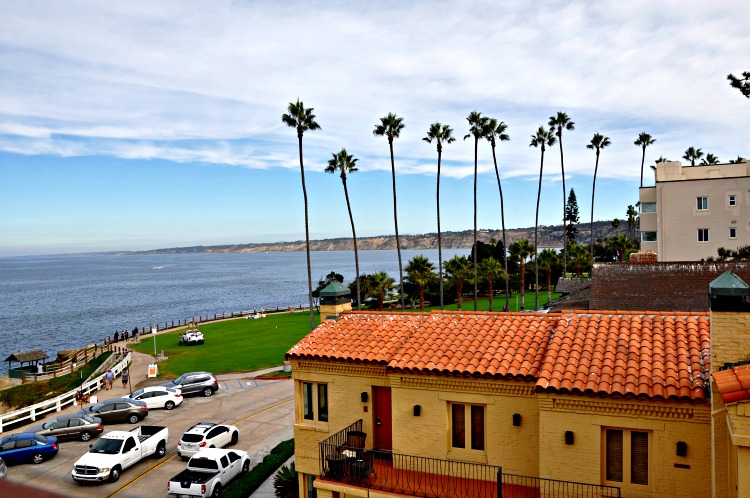 Pantai Inn rooftop of of ocean, beach and palm trees in La Jolla, CA