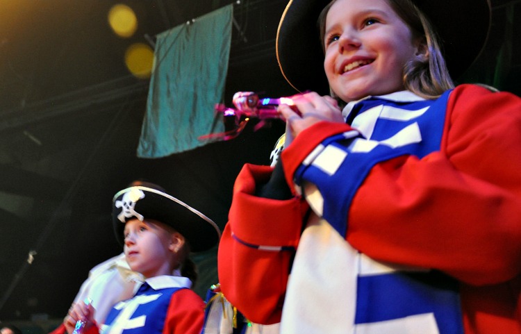 Zoë and Kaylee dressed up in costumes at the Pirates Dinner Adventure