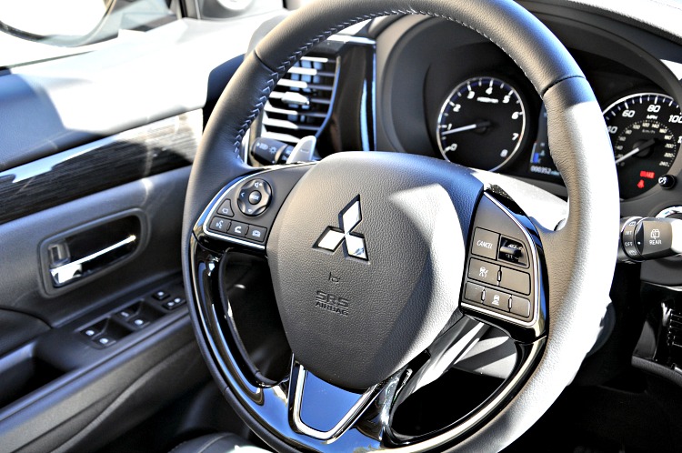 Mitsubishi Outlander steering wheel