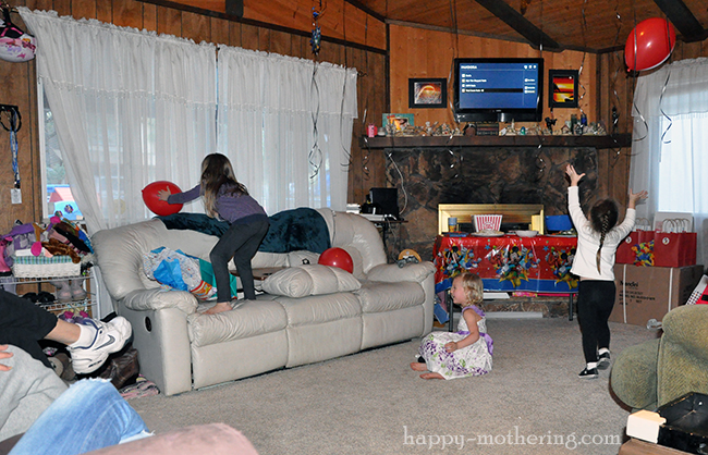 Girls playing with balloons on Kaylee's 4th birthday