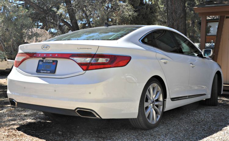 Rear view of a white Hyundai Azera Limited