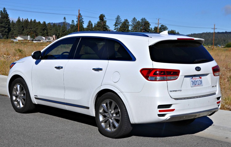 Rear angle view of white Kia Sorento