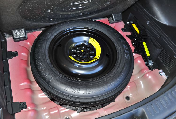 Kia Sportage spare tire compartment